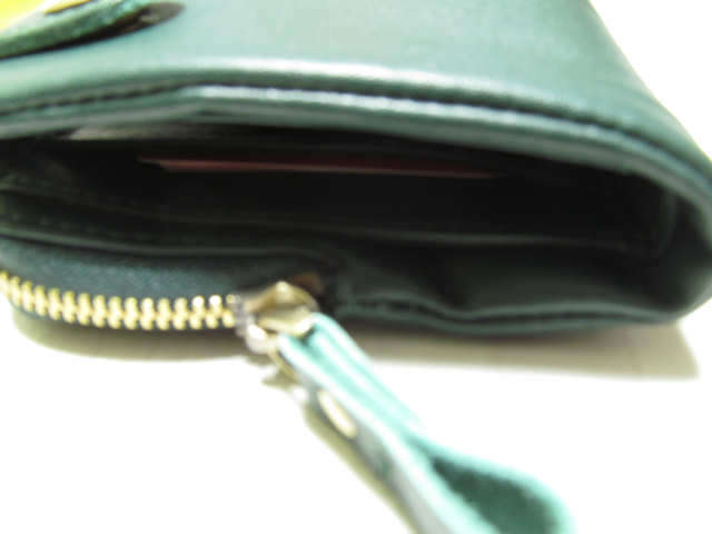 Folieno二つ折り財布にカードを重ねて入れた時に膨らみ