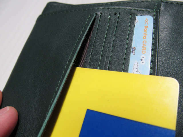 Folieno本革二つ折り財布のカード切口の縫い目