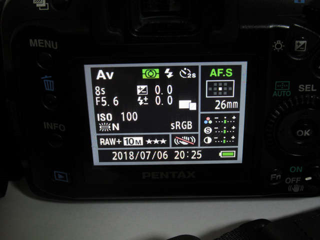 K10Dはライブビューが無いので撮影中の液晶モニターには撮影情報のみ表示。