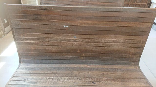加賀一の宮駅舎内の木製ベンチ