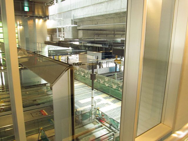 富山駅構内2階から路面電車（2019年10月26日撮影）