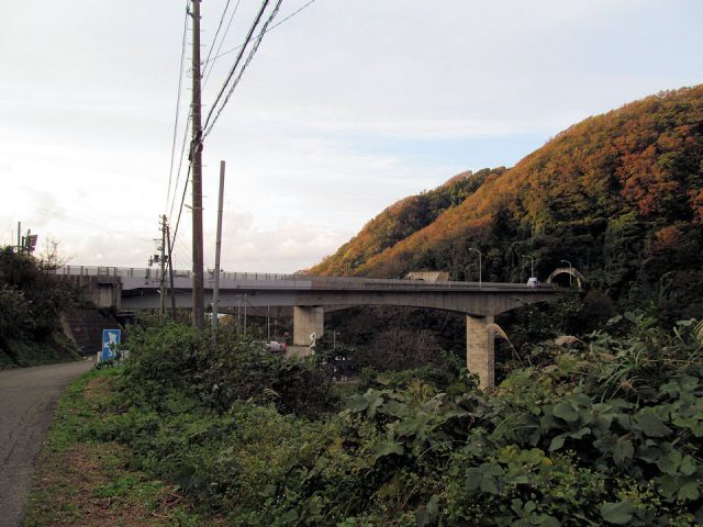 新潟県道431号、筒石駅付近からの北陸自動車道